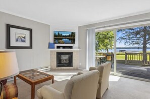 Living area - Lucky Loon Lakeside Villa| Pool, sauna, dock| Close to Park Rapids | Sleeps 6 (Park Rapids)