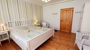 3 habitaciones, tabla de planchar con plancha, wifi y ropa de cama 