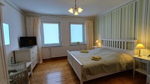 3 habitaciones, tabla de planchar con plancha, wifi y ropa de cama 