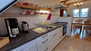 Fridge, microwave, oven, stovetop - Steckelsdorf vacation apartment - star vacations in Havelland (Rathenow)