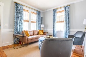TV - Beautiful King Street 4 Bedroom! 30 Day Rental (Charleston)
