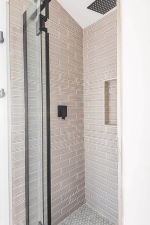 Shower, hair dryer, towels, shampoo - Beautiful King Street 4 Bedroom! 30 Day Rental (Charleston)