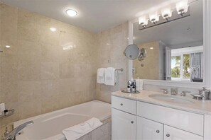 Bathroom - Cozy 1-bedroom condo in charming Marco Island (Marco Island)