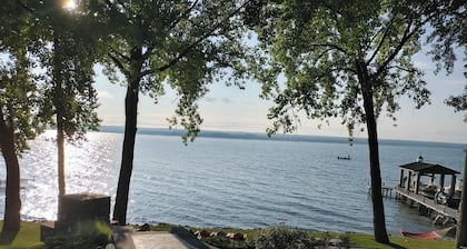 Cayuga Belle: Gorgeous Cayuga Lake Estate! Fabulous Views!