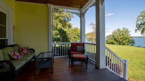 Cayuga Belle: Gorgeous Cayuga Lake Estate! Fabulous Views!