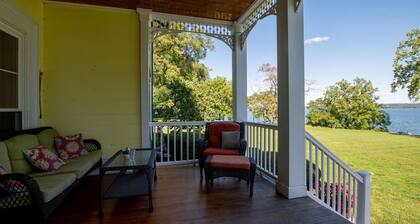 Cayuga Belle: Gorgeous Cayuga Lake Estate! Fabulous Views!