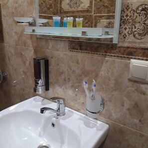 Shower, hair dryer, towels, soap - OTEL IVERIA (Stepantsminda)