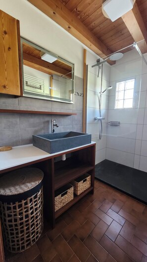 Shower, hair dryer, towels, soap - T4 apartment in chalet. (Megève)