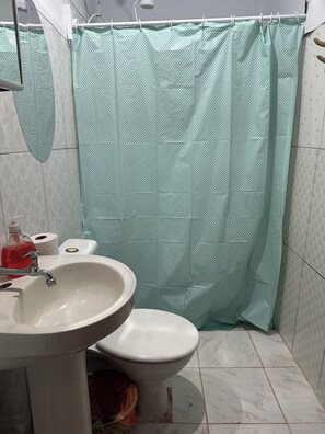 Basic Room, Lanai | Bathroom - Pousada simples  (Pinhais)