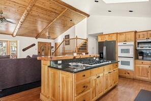 Fridge, microwave, oven, stovetop - Alpine Woods Log Cabin•4BR 3BA•Spa&Mountain Views (Big Bear Lake)