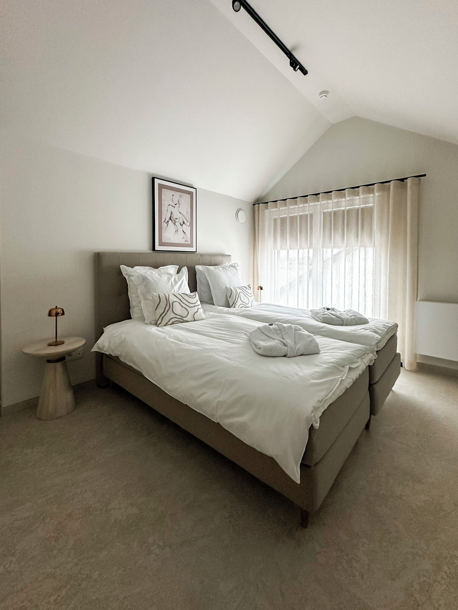 5 bedrooms, iron/ironing board, WiFi, bed sheets
