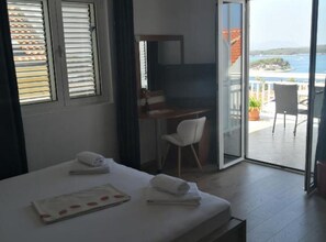 1 bedroom, iron/ironing board, Internet, bed sheets - One-Bedroom Apartment with Terrace with Sea View (Hvar)