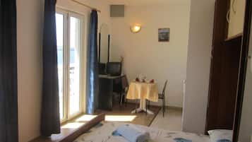 1 chambre, fer et planche à repasser, accès Internet, draps fournis