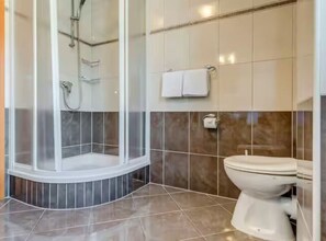 Shower, hair dryer, towels - Mise Holiday Apartments - Two bedroom apartment II (Kastel Gomilica)