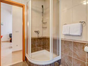Shower, hair dryer, towels - Mise Holiday Apartments - Two bedroom apartment IV (Kastel Gomilica)