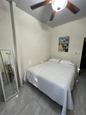 2 bedrooms, iron/ironing board, WiFi, bed sheets - Complete house perfect for relaxing stays (Lourdes, Colon)