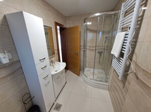 Shower, hair dryer, towels - Apartment Freya - Two Bedroom Apartment (Zadobarje)