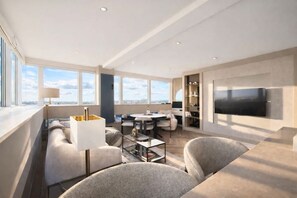 Una Smart TV, libros, una pantalla de ordenador