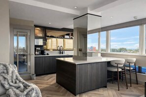 Smart TV, books, computer monitors - Luxury Apartment near Bettys and Convention Centre (Harrogate)