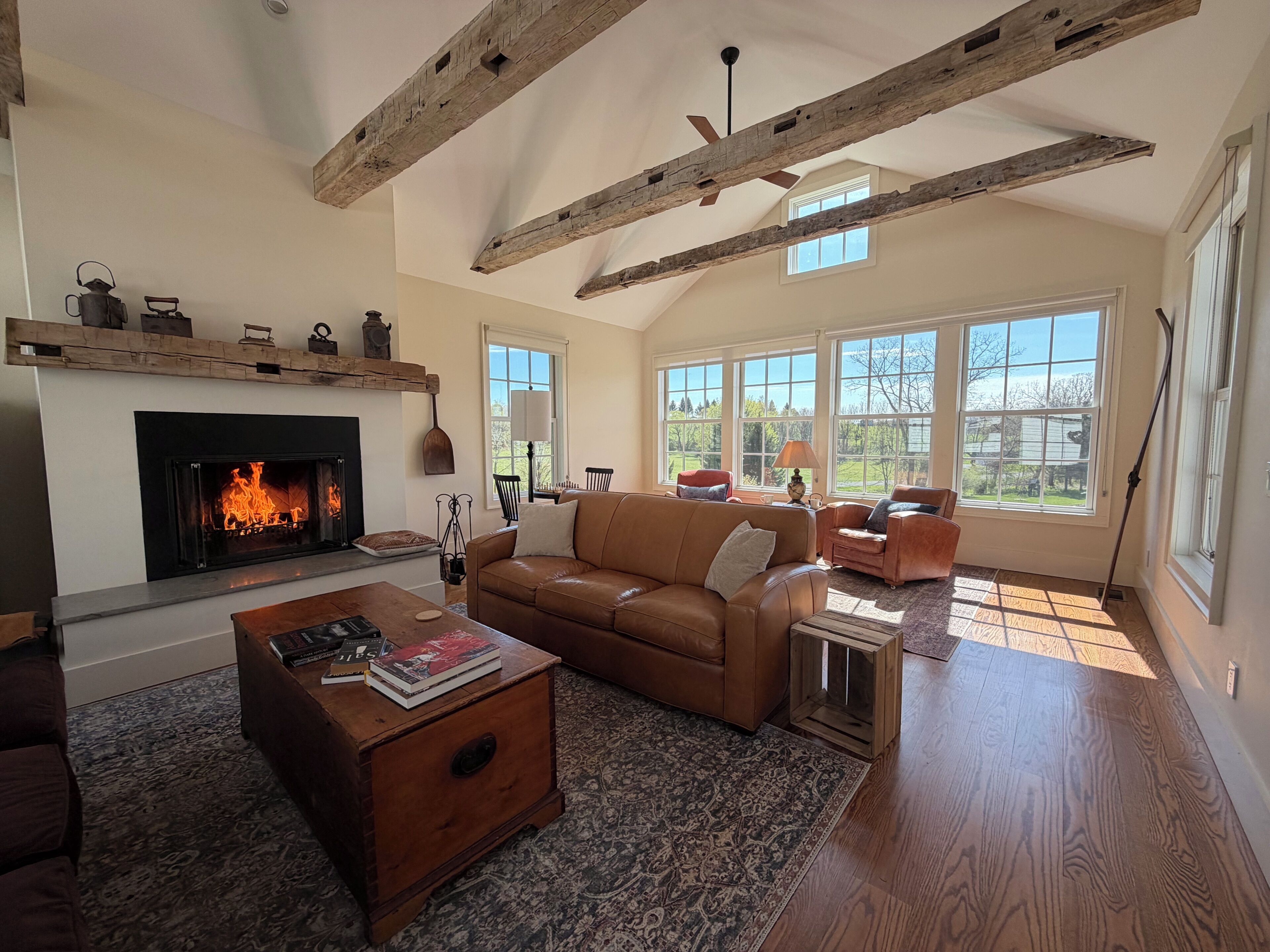 Smart TV, chimenea, futbolito, libros