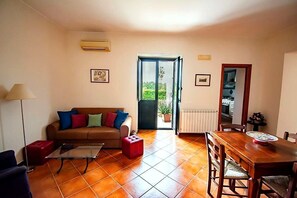 Living area - Casa Bianca, Historic cottage in lush greenery, steps from the sea (Capo d'Orlando)