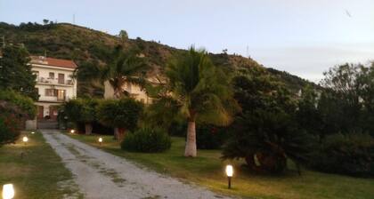Casa Bianca, Historic cottage in lush greenery, steps from the sea