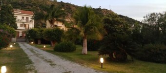 Casa Bianca, Historic cottage in lush greenery, steps from the sea