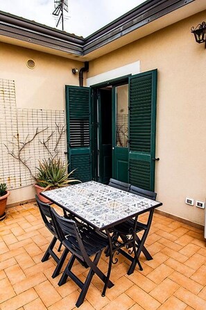 Outdoor dining - Casa Bianca, Historic cottage in lush greenery, steps from the sea (Capo d'Orlando)