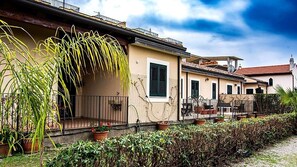 Exterior - Casa Bianca, Historic cottage in lush greenery, steps from the sea (Capo d'Orlando)