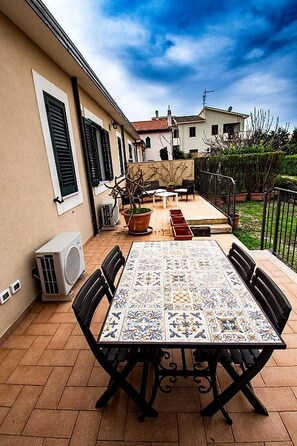 Outdoor dining - Casa Bianca, Historic cottage in lush greenery, steps from the sea (Capo d'Orlando)