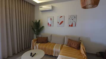 Apartment, 1 Bedroom, Smoking, Balcony | Living area