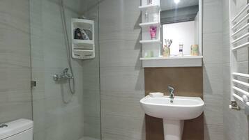 Apartment, 1 Bedroom, Smoking, Balcony | Bathroom