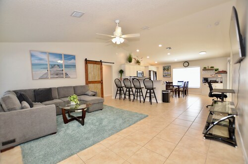 Oasis on Monroe • Pet Friendly • Fenced in Yard•