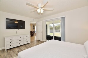 3 bedrooms, iron/ironing board, travel cot, free WiFi - Oasis on Monroe • Pet Friendly • Fenced in Yard• (Stuart)