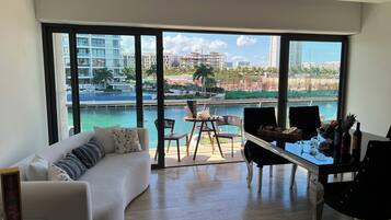 Signature Condo, Sea View | Living area