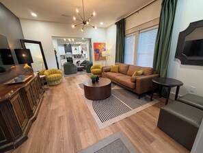TV - The Whiskey Peach: Speakeasy Retreat: 2BR 1BA (Mobile)