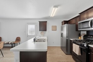 Private kitchen - New Sunny 3BR Family Retreat Near Lackland AFB (San Antonio)