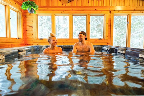 Creekside Chalet - Huge Indoor Spa