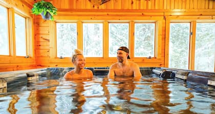 Creekside Chalet - Huge Indoor Spa