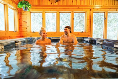 Creekside Chalet - Huge Indoor Spa