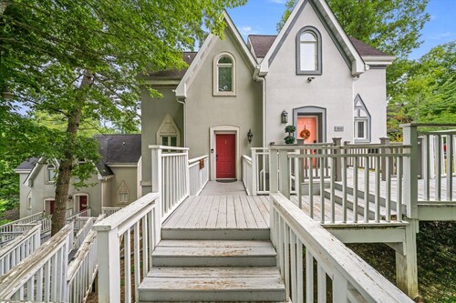 2BR Chalet with Private Hot Tub & Pools — Minutes to Dollywood
