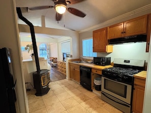 Fridge, microwave, oven, stovetop - 2 Queen bedroom cabin in South Lake Tahoe w/Full Kitchen and Jetted Bathtub (South Lake Tahoe)