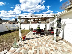Outdoor dining - Modern Family and Pet friendly 3Br 2 Baths Home/Patio near Downtown Lakeland. (Lakeland)