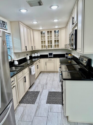 Modern Family and Pet friendly 3Br 2 Baths Home/Patio near Downtown Lakeland.