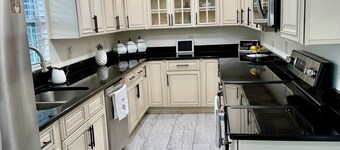 Modern Family and Pet friendly 3Br 2 Baths Home/Patio near Downtown Lakeland.