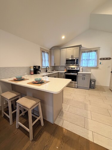 Charming Cottage   2 BR/1ba home  2 minutes from DT Greer. 20 min to Greenville.