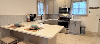 Charming Cottage   2 BR/1ba home  2 minutes from DT Greer. 20 min to Greenville.