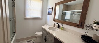 Charming Cottage   2 BR/1ba home  2 minutes from DT Greer. 20 min to Greenville.