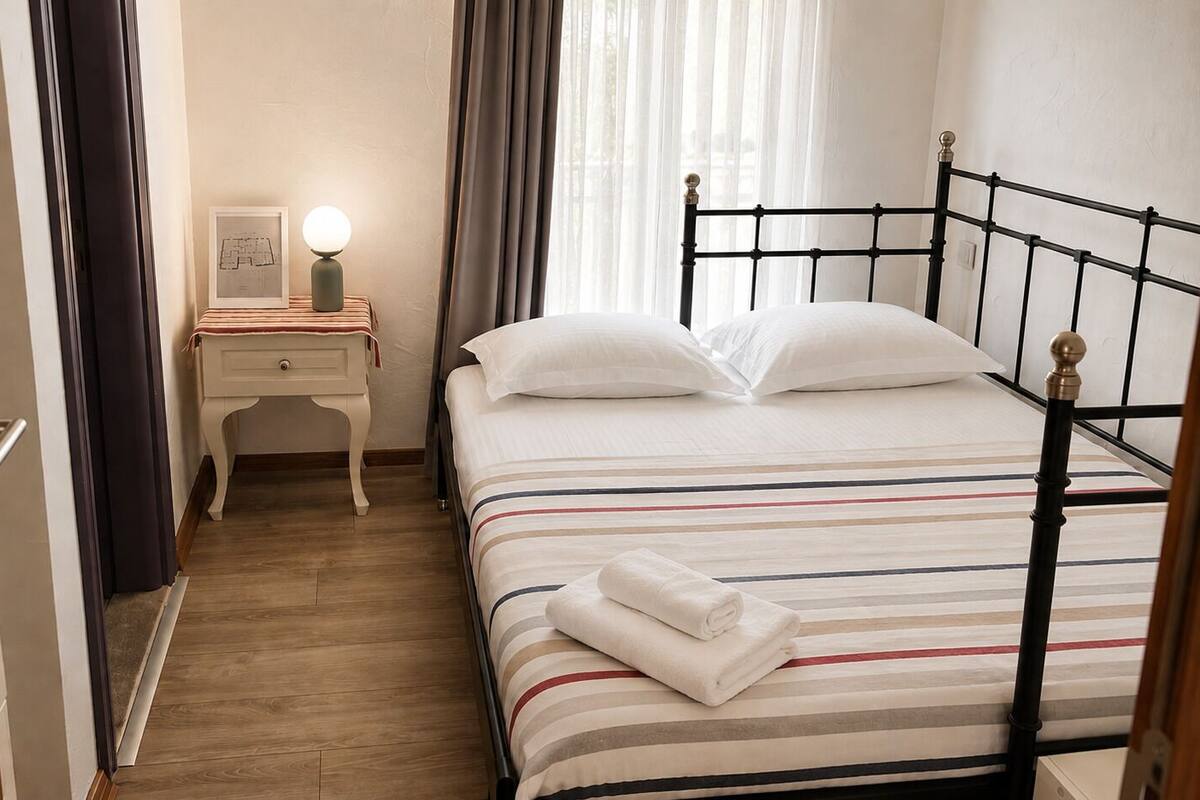Habitación básica doble, vista a la ciudad | Escritorio, wifi gratis y ropa de cama