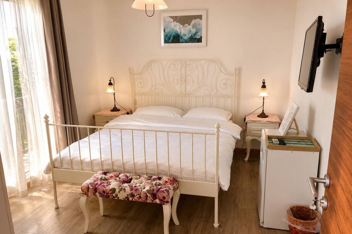 Habitación doble Confort, vista a la ciudad | Escritorio, wifi gratis y ropa de cama
